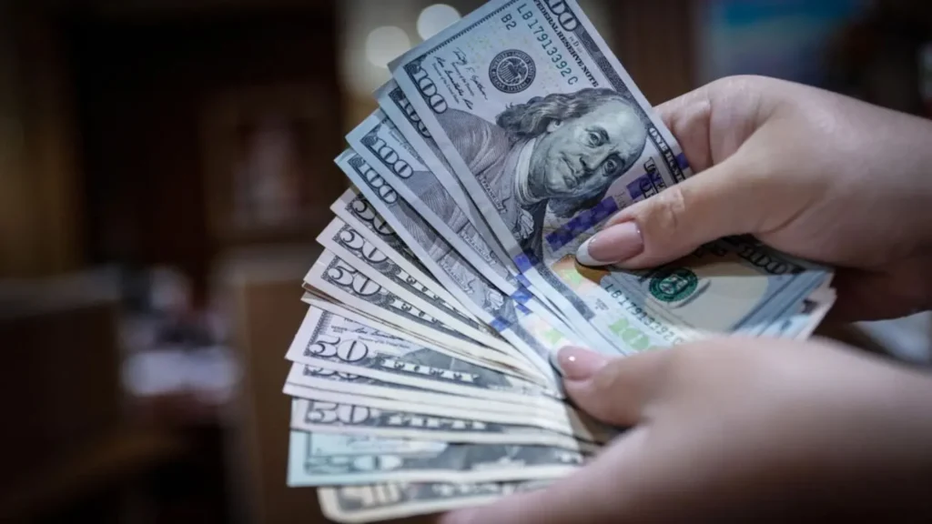 Dólar volta a subir após feriado; eleições e previsão do FMI entram no radar