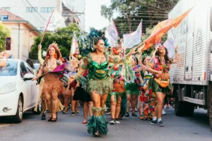 Memórias, figurinos e enfrentamento: Bloco Não é Não ganha exposição em Goiânia