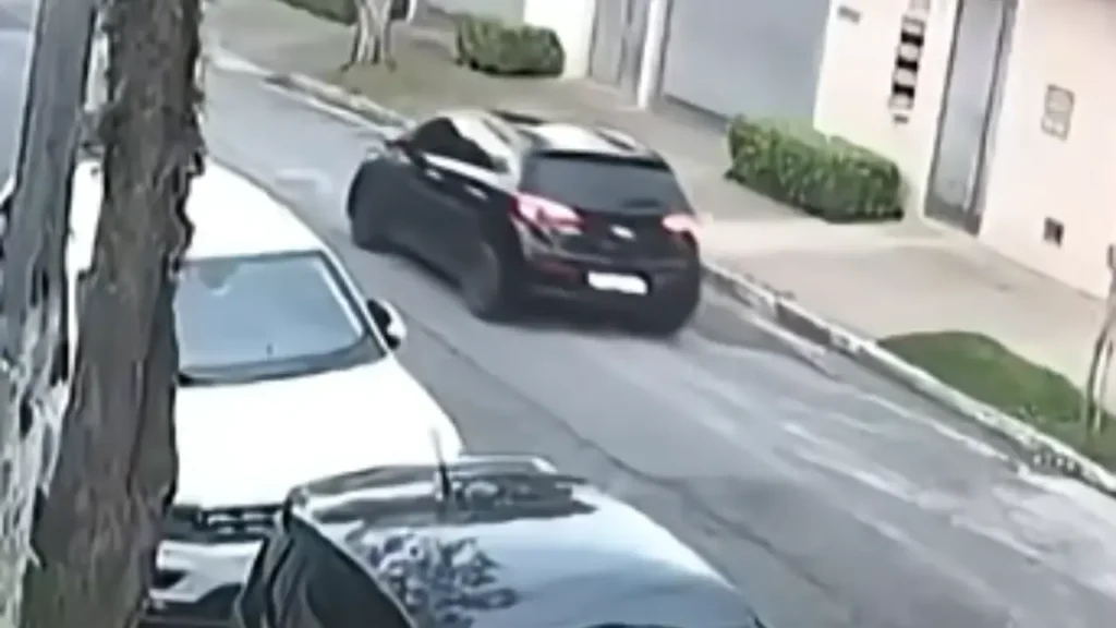 VÍDEO mostra ladrões entrando de carro na mansão da família Matsunaga em SP