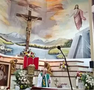 Padre morre no Equador após cruz desabar durante missa; veja vídeo