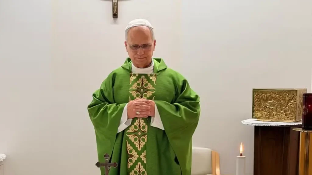 Vaticano divulga primeiras FOTOS do papa Leão XIV após cirurgia de câncer no pulmão
