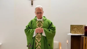Vaticano divulga primeiras FOTOS do papa Leão XIV após cirurgia de câncer no pulmão