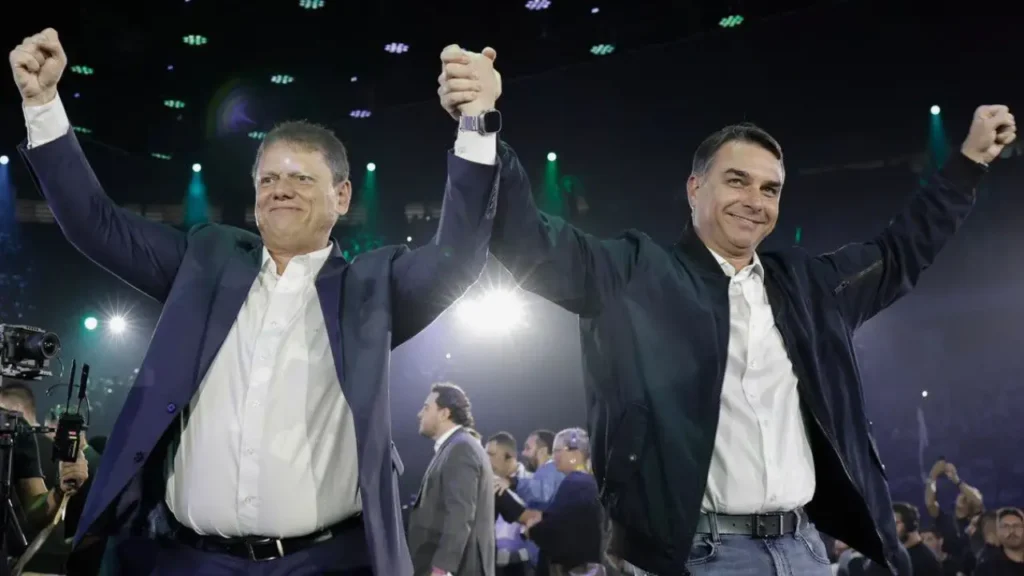Tarcísio acompanha Flávio Bolsonaro em encontro com Daniel Vilela em Goiânia